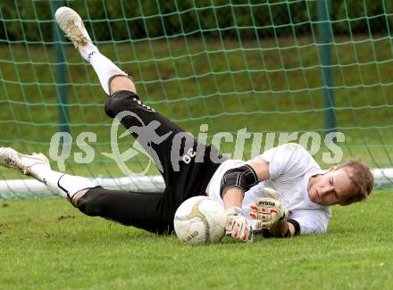 Fussball Bundesliga. Trainingsbeginn SK WAC/St. Andrae. Marco Knaller. St. Andrae, 12.6.2012.
Foto: Kuess
---
pressefotos, pressefotografie, kuess, qs, qspictures, sport, bild, bilder, bilddatenbank