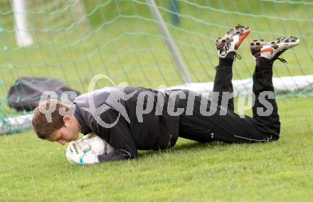 Fussball Bundesliga. Trainingsbeginn SK WAC/St. Andrae. Max Friesacher. St. Andrae, 12.6.2012.
Foto: Kuess
---
pressefotos, pressefotografie, kuess, qs, qspictures, sport, bild, bilder, bilddatenbank