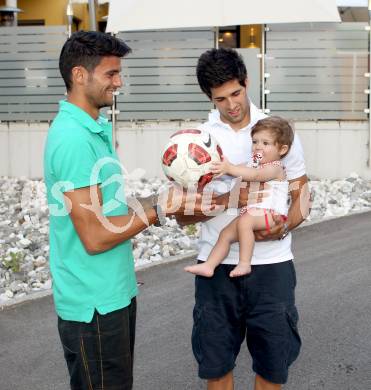 Fussball. Bundesliga. WAC/St. Andrae. Solano,  Jacobo, Tochter Cayetana,. Klagenfurt, 19.6.2012.
Foto: Kuess
---
pressefotos, pressefotografie, kuess, qs, qspictures, sport, bild, bilder, bilddatenbank