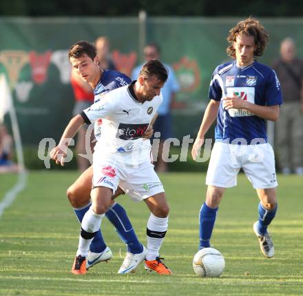 Fussball Testspiel. RZ Pellets WAC gegen VSV. Mihret Topcagic (WAC), Emre (VSV). Woelfnitz, am 29.6.2012.
Foto: Kuess
---
pressefotos, pressefotografie, kuess, qs, qspictures, sport, bild, bilder, bilddatenbank