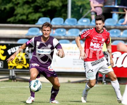 Fussball Bundesliga. Testspiel. SV Feldkirchen gegen Austria Wien. Micossi (Feldkirchen), James Holland (Austria Wien). Feldkirchen, am 30.6.2012.
Foto: Kuess

---
pressefotos, pressefotografie, kuess, qs, qspictures, sport, bild, bilder, bilddatenbank