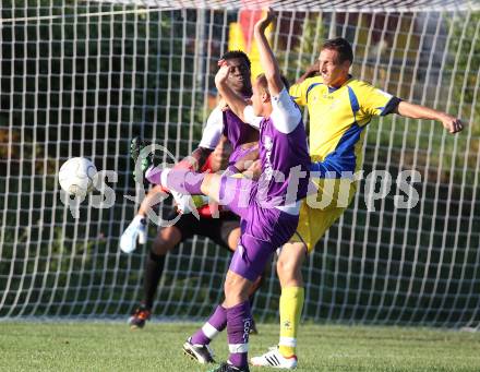 Fussball Testspiel. SK Austria Klagenfurt gegen Domzale. Christoph Mattes, Eric Akoto (Austria). Schiefling, am 8.7.2012.
Foto: Kuess
---
pressefotos, pressefotografie, kuess, qs, qspictures, sport, bild, bilder, bilddatenbank