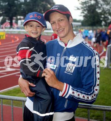 Leichtathletik. Oesterreichische Meisterschaften. Veronika Watzek mit Sohn. KLagenfurt, am 21.7.2012.
Foto: Kuess
---
pressefotos, pressefotografie, kuess, qs, qspictures, sport, bild, bilder, bilddatenbank