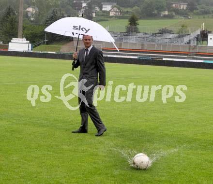 Fussball. Bundesliga. RZ Pellets WAC. Spielabsage wegen Unbespielbarkeit des Platzes. Test durch Sky Reporter. Wolfsberg, 21.7.2012. 
Foto: Kuess

---
pressefotos, pressefotografie, kuess, qs, qspictures, sport, bild, bilder, bilddatenbank