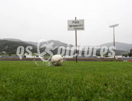 Fussball. Bundesliga. RZ Pellets WAC. Spielabsage wegen Unbespielbarkeit des Platzes. Test durch Sky Reporter. Wolfsberg, 21.7.2012. 
Foto: Kuess

---
pressefotos, pressefotografie, kuess, qs, qspictures, sport, bild, bilder, bilddatenbank