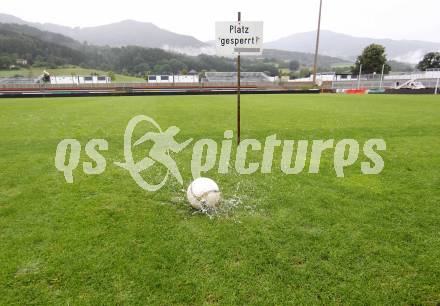 Fussball. Bundesliga. RZ Pellets WAC. Spielabsage wegen Unbespielbarkeit des Platzes. Test durch Sky Reporter. Wolfsberg, 21.7.2012. 
Foto: Kuess

---
pressefotos, pressefotografie, kuess, qs, qspictures, sport, bild, bilder, bilddatenbank