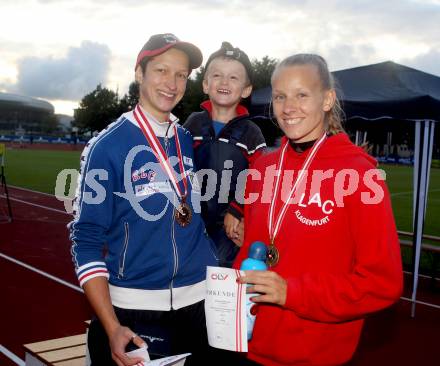 Leichtathletik. Oesterreichische Meisterschaften. Diskus. Veronika Watzek mit Sohn, Stefanie Waldkkircher. KLagenfurt, am 21.7.2012.
Foto: Kuess
---
pressefotos, pressefotografie, kuess, qs, qspictures, sport, bild, bilder, bilddatenbank