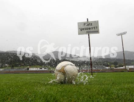 Fussball. Bundesliga. RZ Pellets WAC. Spielabsage wegen Unbespielbarkeit des Platzes. Test durch Sky Reporter. Wolfsberg, 21.7.2012. 
Foto: Kuess

---
pressefotos, pressefotografie, kuess, qs, qspictures, sport, bild, bilder, bilddatenbank