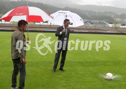 Fussball. Bundesliga. RZ Pellets WAC. Spielabsage wegen Unbespielbarkeit des Platzes. Test durch Sky Reporter. Wolfsberg, 21.7.2012. 
Foto: Kuess

---
pressefotos, pressefotografie, kuess, qs, qspictures, sport, bild, bilder, bilddatenbank
