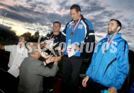 Leichtathletik. Oesterreichische Meisterschaften. Siegerehrung Diskus Maenner. Christian Kaefer, Rossi Alexander, Olympiastarter Gerhard Mayer, Mehmedalija Dzananovic. KLagenfurt, am 21.7.2012.
Foto: Kuess
---
pressefotos, pressefotografie, kuess, qs, qspictures, sport, bild, bilder, bilddatenbank