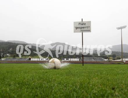 Fussball. Bundesliga. RZ Pellets WAC. Spielabsage wegen Unbespielbarkeit des Platzes. Test durch Sky Reporter. Wolfsberg, 21.7.2012. 
Foto: Kuess

---
pressefotos, pressefotografie, kuess, qs, qspictures, sport, bild, bilder, bilddatenbank