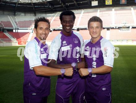 Fussball. Regionalliga. Mannschaftsfototermin SK Austria Klagenfurt. Matthias Dollinger, Eric Akoto, Hannes Eder. 26.7.2012.
Foto: Kuess
---
pressefotos, pressefotografie, kuess, qs, qspictures, sport, bild, bilder, bilddatenbank