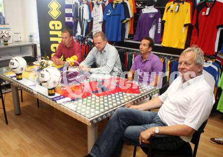 Fussball. SK Austria Klagenfurt. Errea. Dietmar Thuller, Peter Svetits, Matthias Dollinger, Willibald Schellander. Klagenfurt, 9.8.2012.
Foto: Kuess
---
pressefotos, pressefotografie, kuess, qs, qspictures, sport, bild, bilder, bilddatenbank