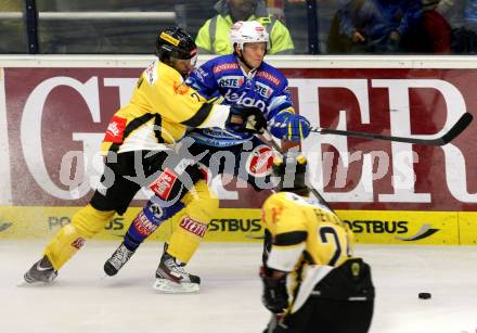 EBEL. Eishockey Bundesligal. EC VSV gegen UPC Vienna Capitals. Antti Pusa,  (VSV), Adrian Veideman (Caps). Villach, am 14.9.2012.
Foto: Kuess 


---
pressefotos, pressefotografie, kuess, qs, qspictures, sport, bild, bilder, bilddatenbank