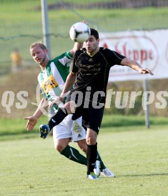 Fussball. Kaerntner Liga. Koettmannsdorf gegen Voelkermarkt. Buergler Stephan (Koettmannsdorf), Spitzer Bernd Harry (K) (Voelkermarkt). Koettmannsdorf, 22.9.2012.
Foto: Kuess
---
pressefotos, pressefotografie, kuess, qs, qspictures, sport, bild, bilder, bilddatenbank
