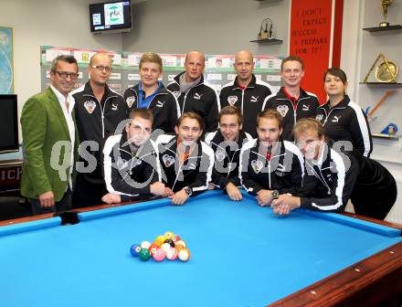 Billard. Team Kaernten. Mannschaftsfoto. Valentin Hobel, Alexander Markut, Thobias Trattnig, Boris Uran, Hoeberl Georg, Christian Stadler, Sandra Baumgartner, vorne: Juergen Jenisy, Brezic Andreas, Andreas Orasch, Albin Ouschan, Helmut Pichler. Klagenfurt, am 21.9.2012.
Foto: Kuess
---
pressefotos, pressefotografie, kuess, qs, qspictures, sport, bild, bilder, bilddatenbank