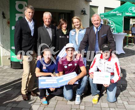 Kaernten Sport Package Uebergabe. Harald Kogler (Kelag), Reinhard Tellian, Lisa Perterer (Triathlon), Lisa Zaiser (Schwimmen), Landeshauptmann Gerhard Doerfler, Alexander Gehbauer (Mountainbike), Christian Troger (Behindertensport). Klagenfurt, 24.9.2012.
Foto: kuess
---
pressefotos, pressefotografie, kuess, qs, qspictures, sport, bild, bilder, bilddatenbank