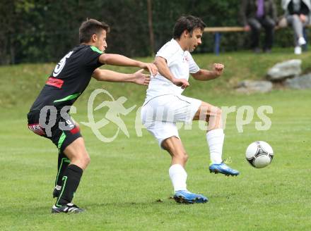 Fussball Kaerntner Liga. ATUS Ferlach gegen Rapid Lienz. Ernst Golautschnig (Ferlach), Manuel Eder (Lienz). Ferlach, am 29.9.2012.
Foto:Kuess
---
pressefotos, pressefotografie, kuess, qs, qspictures, sport, bild, bilder, bilddatenbank