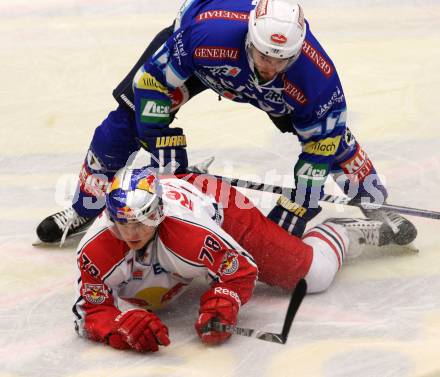 EBEL. Eishockey Bundesligal. EC VSV gegen EC Red Bull Salzburg. Justin Taylor, (VSV),  Viktor Lennartsson (Salzburg). Villach, am 5.10.2012.
Foto: Kuess 


---
pressefotos, pressefotografie, kuess, qs, qspictures, sport, bild, bilder, bilddatenbank