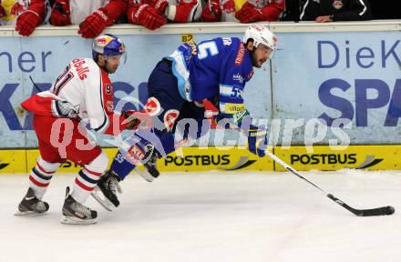 EBEL. Eishockey Bundesligal. EC VSV gegen EC Red Bull Salzburg. Scott Hotham,  (VSV),  Dominique Heinrich (Salzburg). Villach, am 5.10.2012.
Foto: Kuess 


---
pressefotos, pressefotografie, kuess, qs, qspictures, sport, bild, bilder, bilddatenbank