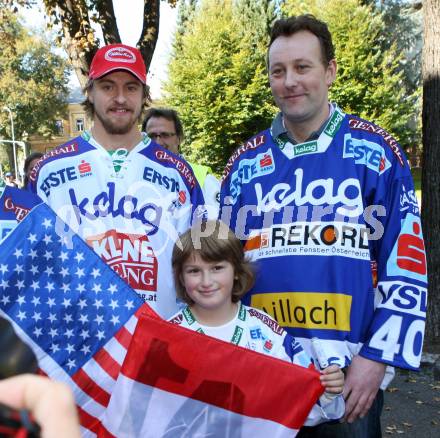 Eishockey. VSV. Michael Grabner, Fans.
Villach, 6.10.2012.
Foto: Kuess
---
pressefotos, pressefotografie, kuess, qs, qspictures, sport, bild, bilder, bilddatenbank