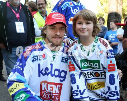 Eishockey. VSV. Michael Grabner, Fan.
Villach, 6.10.2012.
Foto: Kuess
---
pressefotos, pressefotografie, kuess, qs, qspictures, sport, bild, bilder, bilddatenbank