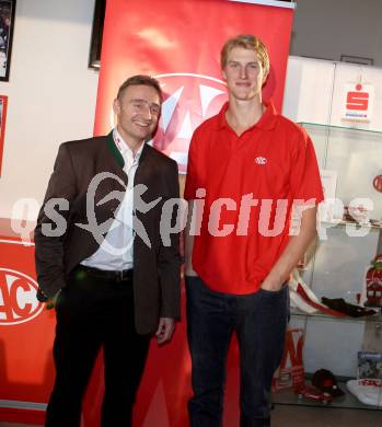Eishockey. KAC. Trainer Christian Weber, Neuzugang Tyler Myers. Klagenfurt, 17.10.2017.
Foto: Kuess
---
pressefotos, pressefotografie, kuess, qs, qspictures, sport, bild, bilder, bilddatenbank