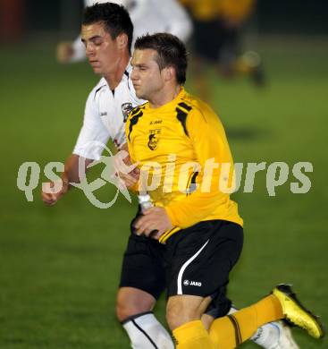 Fussball Kaerntner Liga. Welzenegg gegen WAC Amateure.  Zoran Jorgic,  (Welzenegg), Martin Salentinig (WAC). Welzenegg, am 19.10.2012.
Foto: Kuess
---
pressefotos, pressefotografie, kuess, qs, qspictures, sport, bild, bilder, bilddatenbank