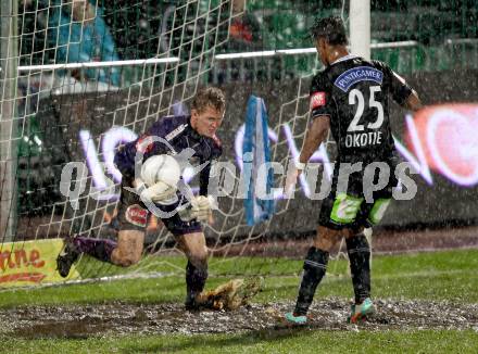 Fussball. Bundesliga. RZ Pellets WAC gegen SK Puntigamer Sturm Graz.  Christian Dobnik,  (WAC), Ruben Okotie (Graz). Wolfsberg, 27.10.2012.
Foto: Kuess

---
pressefotos, pressefotografie, kuess, qs, qspictures, sport, bild, bilder, bilddatenbank