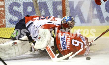 EBEL. Eishockey Bundesliga. EC KAC gegen EC Red Bull Salzburg. Tyler Spurgeon,   (KAC), Bernd Brueckler (Salzburg). Klagenfurt, am 28.10.2012.
Foto: Kuess 


---
pressefotos, pressefotografie, kuess, qs, qspictures, sport, bild, bilder, bilddatenbank