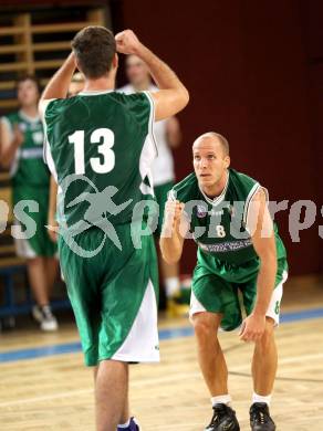 Basketball. 2. Bundesliga. Woerthersee Piraten gegen KOS Klagenfurt Celovec. Jubel Davor Sattler, Milovan Radmanovic (KOS). Klagenfurt, am 20.10.2012.
Foto: Kuess
---
pressefotos, pressefotografie, kuess, qs, qspictures, sport, bild, bilder, bilddatenbank