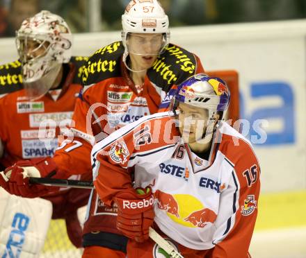 EBEL. Eishockey Bundesliga. EC KAC gegen EC Red Bull Salzburg.  Tyler Myers,  (KAC), Ryan Duncan  (Salzburg). Klagenfurt, am 28.10.2012.
Foto: Kuess 


---
pressefotos, pressefotografie, kuess, qs, qspictures, sport, bild, bilder, bilddatenbank
