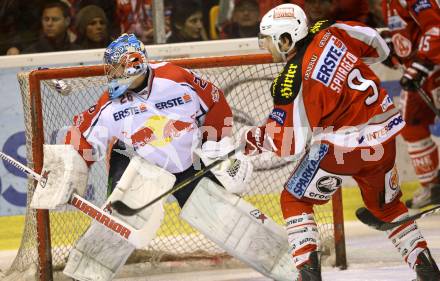 EBEL. Eishockey Bundesliga. EC KAC gegen EC Red Bull Salzburg.  Tyler Spurgeon,  (KAC), Bernd Brueckler (Salzburg). Klagenfurt, am 28.10.2012.
Foto: Kuess 


---
pressefotos, pressefotografie, kuess, qs, qspictures, sport, bild, bilder, bilddatenbank