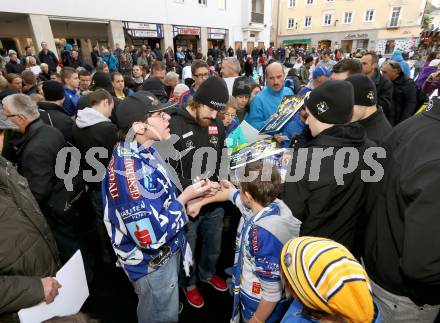 EBEL. Eishockey Bundesliga. Autogrammstunde, Kalender Praesentation VSV. Michael Grabner, Fans. Villach, am 24.11.2012.
Foto: Kuess
---
pressefotos, pressefotografie, kuess, qs, qspictures, sport, bild, bilder, bilddatenbank