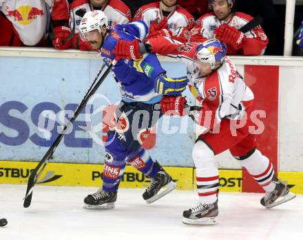 EBEL. Eishockey Bundesliga. EC VSV gegen EC Red Bull Salzburg. Brad Cole,  (VSV), Manuel Latusa (Salzburg). Villach, am 11.1.2013.
Foto: Kuess 


---
pressefotos, pressefotografie, kuess, qs, qspictures, sport, bild, bilder, bilddatenbank