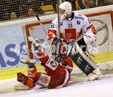 EBEL. Eishockey Bundesliga. EC KAC gegen HC TWK Innsbruck "Die Haie".   Paul Schellander,  (KAC), Patrick Machreich (Innsbruck). Klagenfurt, am 15.1.2013.
Foto: Kuess 


---
pressefotos, pressefotografie, kuess, qs, qspictures, sport, bild, bilder, bilddatenbank