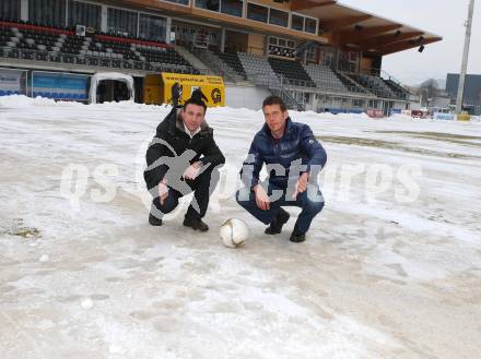 Fussball Bundesliga. RZ Pellets WAC gegen Red Bull Salzburg. Kommissionierung Lavanttal Arena. Vizepraesident Christian Puff (WAC), Schiedsrichter Manfred Krassnitzer. Wolfsberg, am 14.2.2013.
Foto: Kuess
---
pressefotos, pressefotografie, kuess, qs, qspictures, sport, bild, bilder, bilddatenbank