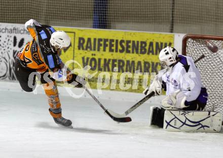 Eishockey Hobbycup St. Stefan/Lavanttal  gegen St. Michael/Bleiburg. Martin Jaeger, (St. Stefan), Josef Skuk (St. Michael). Voelkermarkt, am 15.2.2013.
Foto: Kuess
---
pressefotos, pressefotografie, kuess, qs, qspictures, sport, bild, bilder, bilddatenbank