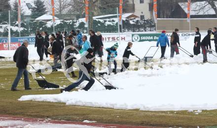 Fussball Bundesliga. RZ Pellets WAC. Schneeraeumung Lavanttal Arena. Wolfsberg, am 25.2.2013.
Foto: Kuess
---
pressefotos, pressefotografie, kuess, qs, qspictures, sport, bild, bilder, bilddatenbank