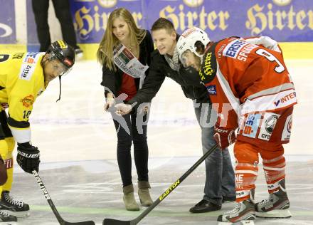 EBEL. Eishockey Bundesliga. EC KAC gegen PC Vienna Capitals.. Tyler Spurgeon,  (KAC), Philpp Pinter, (Caps),  Miss Kaernten Tanja Doppelreiter. Klagenfurt, am 31.3.2013.
Foto: Kuess 


---
pressefotos, pressefotografie, kuess, qs, qspictures, sport, bild, bilder, bilddatenbank
