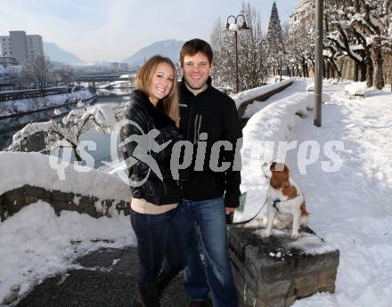 Eishockey. VSV.  Derek Damon mit Freundin Andrea. Villach, 19.1.2013.
Foto: Kuess
---
pressefotos, pressefotografie, kuess, qs, qspictures, sport, bild, bilder, bilddatenbank