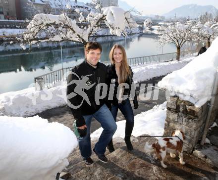 Eishockey. VSV.  Derek Damon mit Freundin Andrea. Villach, 19.1.2013.
Foto: Kuess
---
pressefotos, pressefotografie, kuess, qs, qspictures, sport, bild, bilder, bilddatenbank