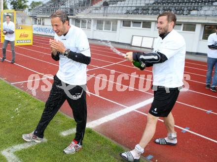 Fussball Kaerntner Liga. Christoph Cemernjak, Trainer Rene Poms. Meisterjubel WAC. Wolfsberg, am 25.5.2013.
Foto: Kuess
---
pressefotos, pressefotografie, kuess, qs, qspictures, sport, bild, bilder, bilddatenbank