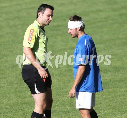 Fussball Koettmannsdorf gegen Spittal. Jakob Orgonyi (Koettmannsdorf), Schiedsrichter Stefan Krassnitzer. Koettmannsdorf, am 11.8.2013.
Foto: Kuess
---
pressefotos, pressefotografie, kuess, qs, qspictures, sport, bild, bilder, bilddatenbank