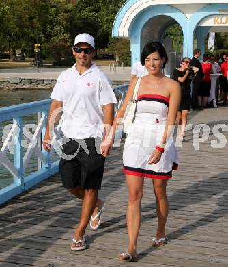 Eishockey. Bundesliga. KAC. Schifffahrt am Woerthersee. Thomas Koch mit Freundin Jennifer. 8.8.2013.
Foto: Kuess
---
pressefotos, pressefotografie, kuess, qs, qspictures, sport, bild, bilder, bilddatenbank