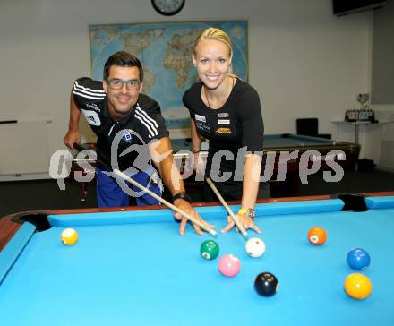 Fussball. Billard. Paul Scharner, Jasmin Ouschan. Klagenfurt, 17.7.2013.
Foto: Kuess
---
pressefotos, pressefotografie, kuess, qs, qspictures, sport, bild, bilder, bilddatenbank