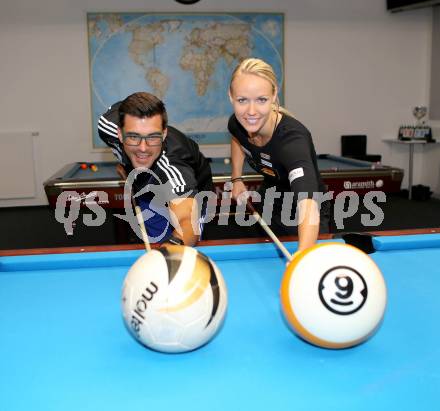 Fussball. Billard. Paul Scharner, Jasmin Ouschan. Klagenfurt, 17.7.2013.
Foto: Kuess
---
pressefotos, pressefotografie, kuess, qs, qspictures, sport, bild, bilder, bilddatenbank