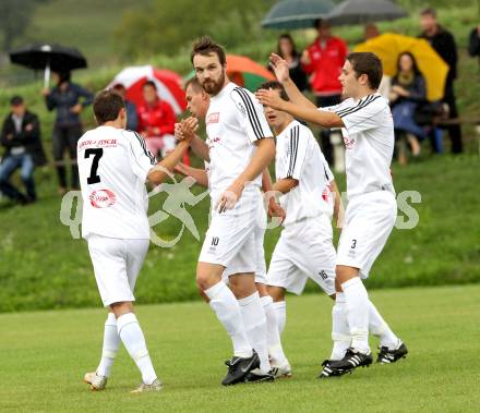 Fussball. Unterliga Ost. Koettmannsdorf gegen Gmuend. Torjubel  Udo Gasser, Nico Moser, (Gmuend). Koettmannsdorf, 25.8.2013.
Foto: Kuess
---
pressefotos, pressefotografie, kuess, qs, qspictures, sport, bild, bilder, bilddatenbank