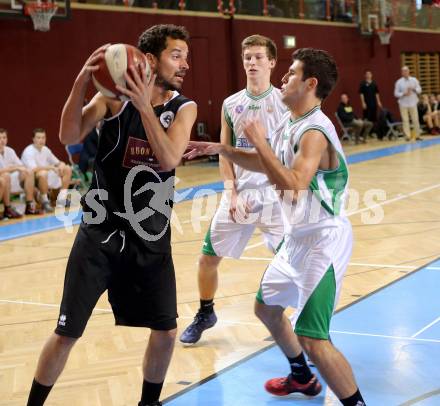 Basketball 2. Bundesliga. KOS KLagenfurt Celovec gegen Woerthersee Piraten. Toman Feinig, (KOS), Alexander Ey (Piraten). Klagenfurt, 12.10.2013.
Foto: Kuess
---
pressefotos, pressefotografie, kuess, qs, qspictures, sport, bild, bilder, bilddatenbank