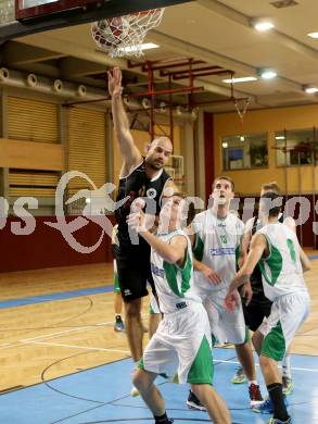 Basketball 2. Bundesliga. KOS KLagenfurt Celovec gegen Woerthersee Piraten. Andi Smrtnik, (KOS), Joachim Buggelsheim (Piraten). Klagenfurt, 12.10.2013.
Foto: Kuess
---
pressefotos, pressefotografie, kuess, qs, qspictures, sport, bild, bilder, bilddatenbank